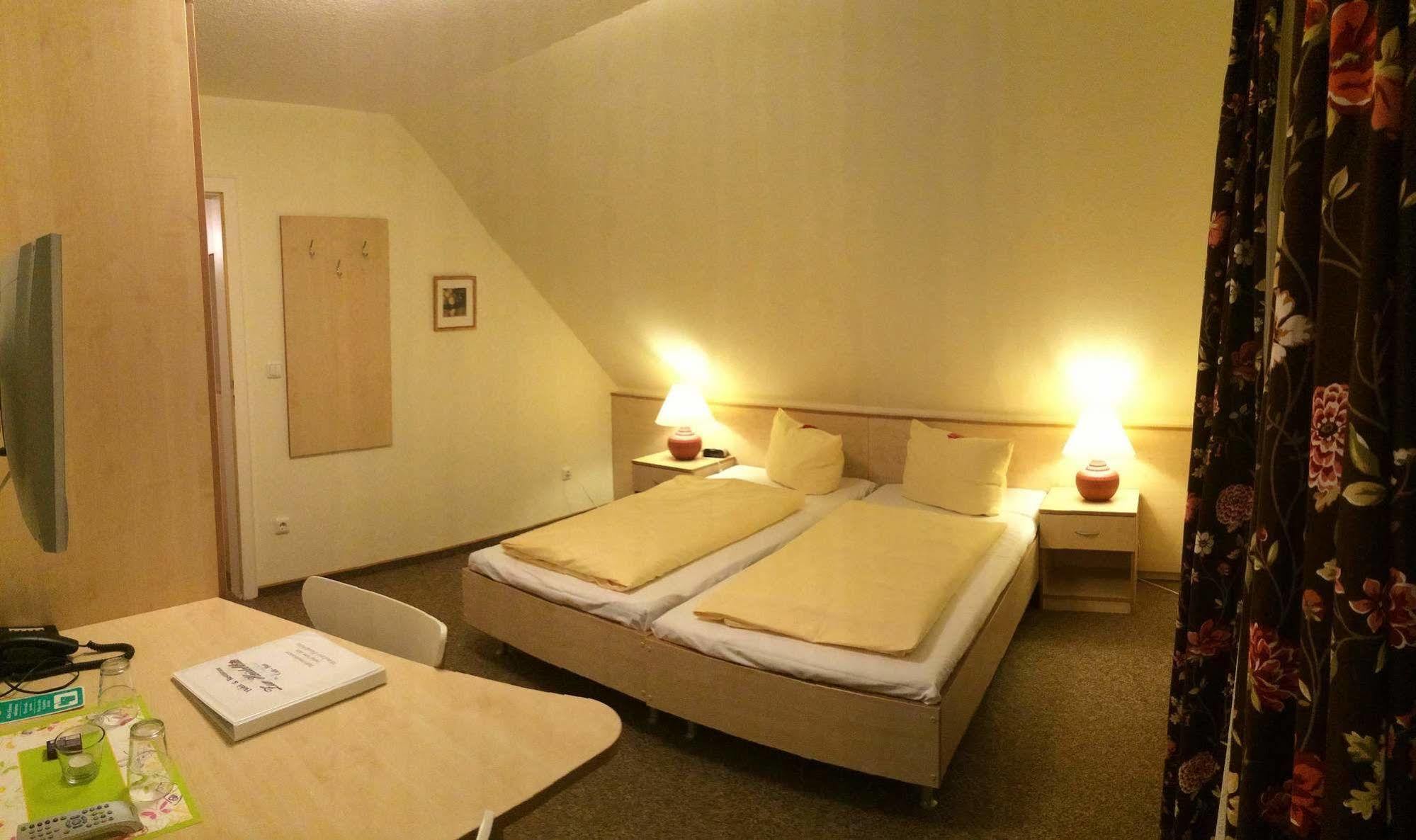 Hotel Zur Heidebluete Hambühren Extérieur photo