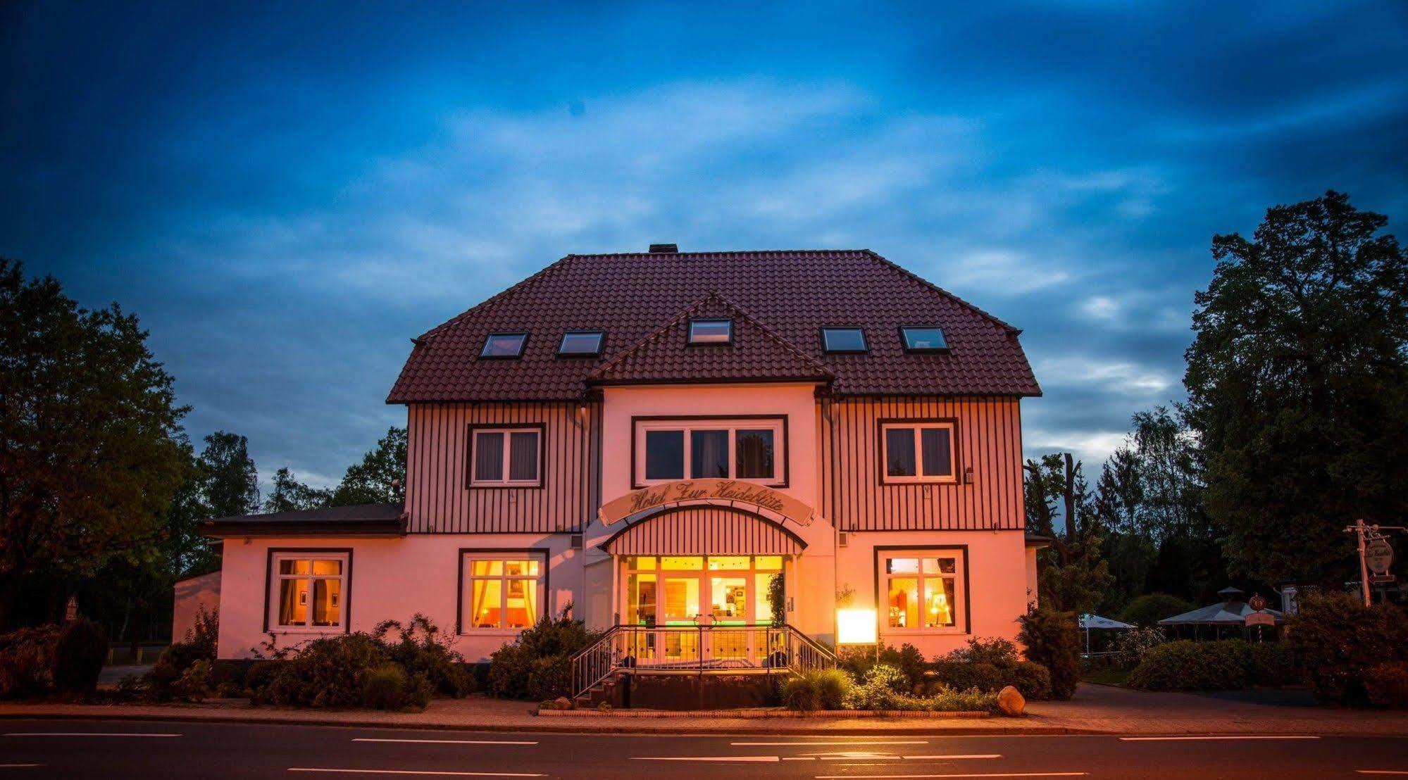 Hotel Zur Heidebluete Hambühren Extérieur photo