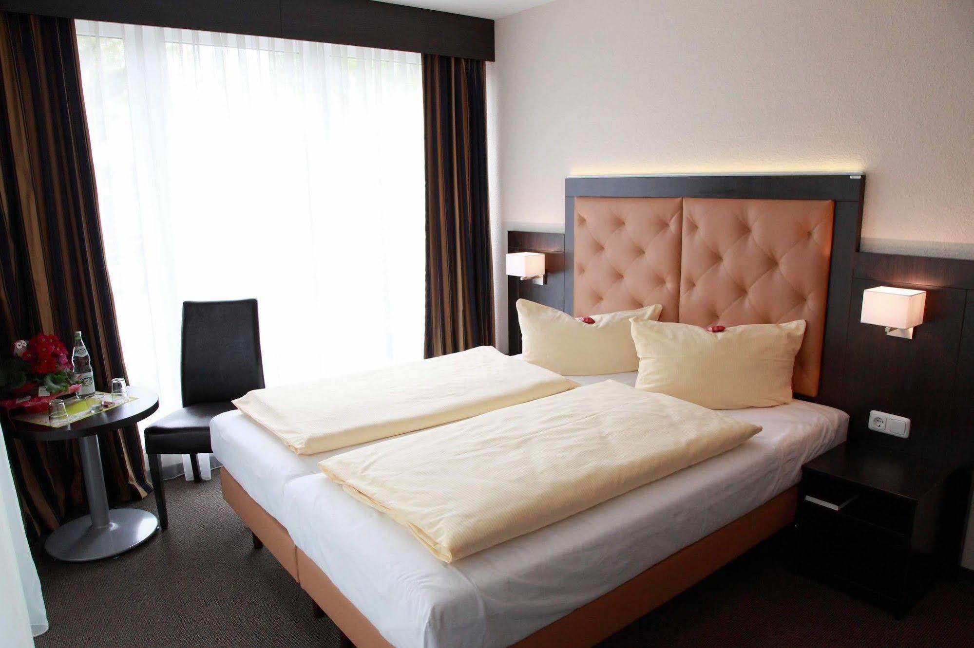 Hotel Zur Heidebluete Hambühren Extérieur photo
