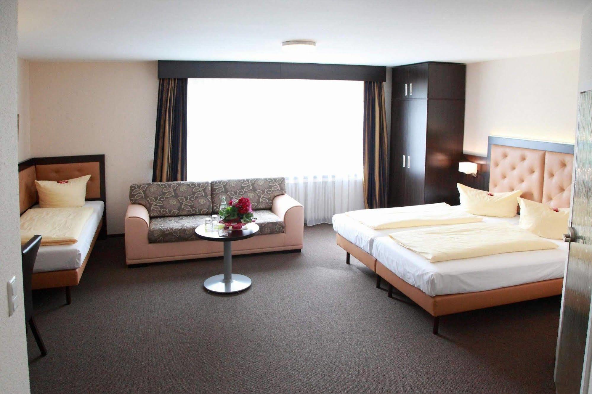 Hotel Zur Heidebluete Hambühren Extérieur photo